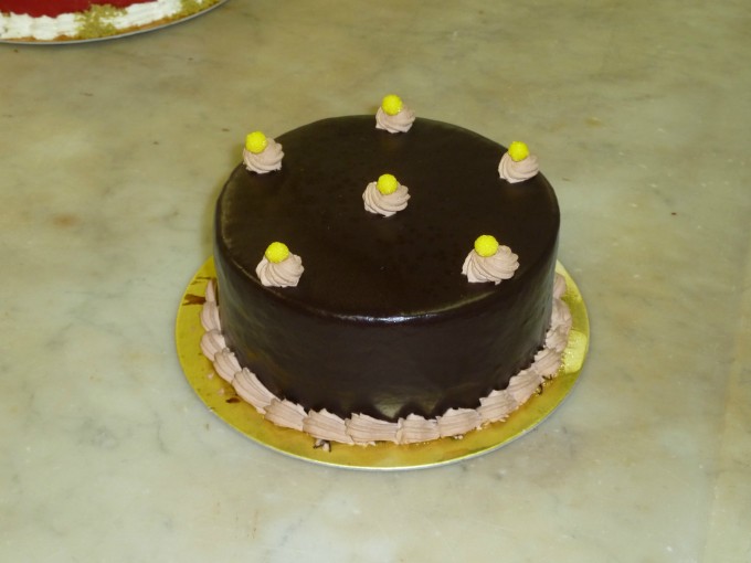 Le Coeur de Guanaja.
Un entremet/gâteau patissier.
Sur un croquant praliné, une mousse au chocolat et une couverture de chocolat noir a 80%.